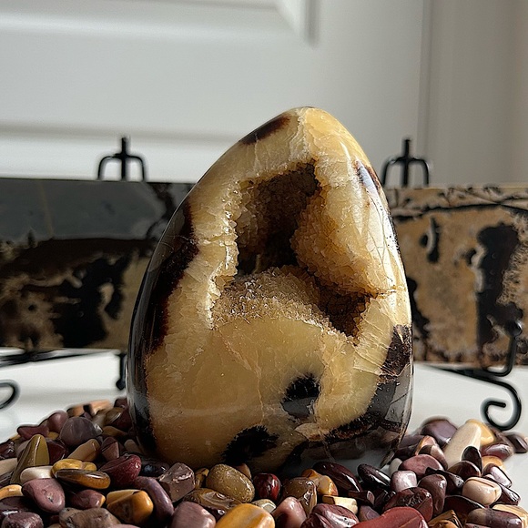 SOLD 🐉 Septarian Egg Nodule // Madagascar 🐉//UV reactive! - Picture 3 of 16